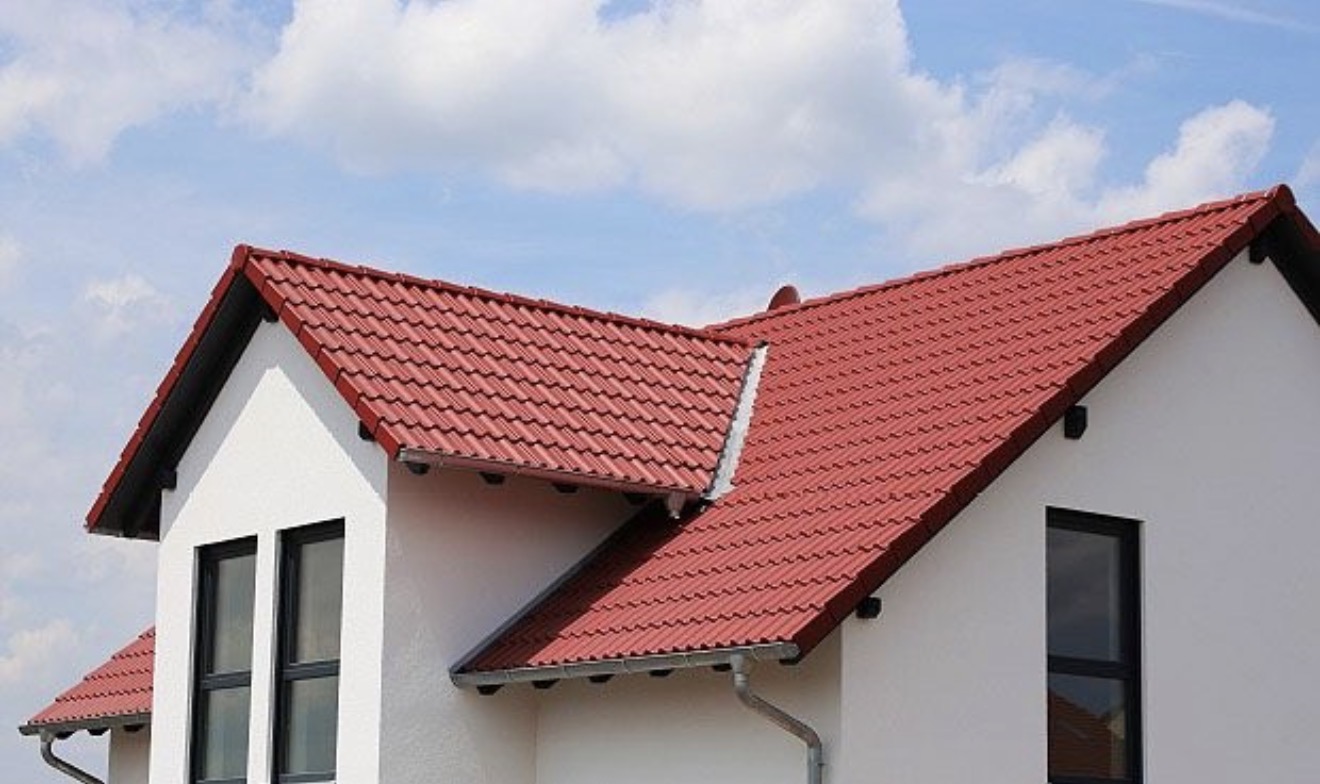 Steildach mit roten Dachziegeln