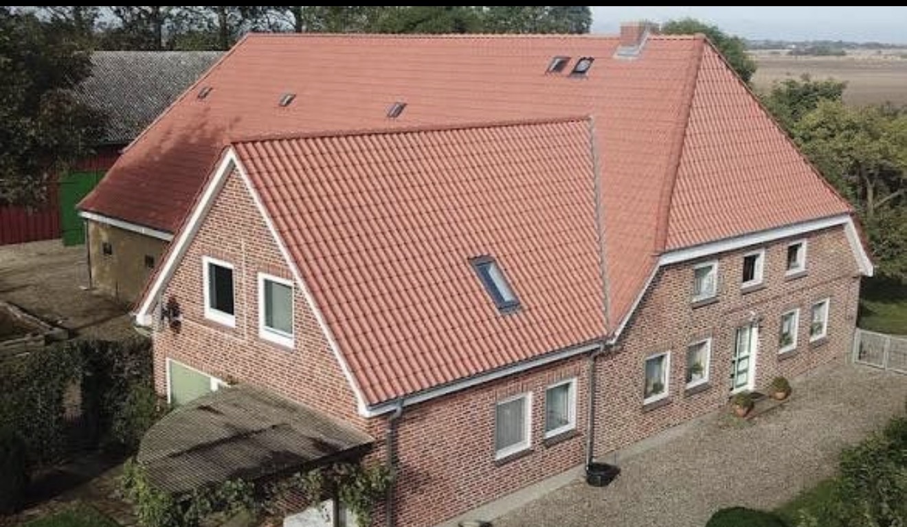 Haus mit rotem Dach als Referenz