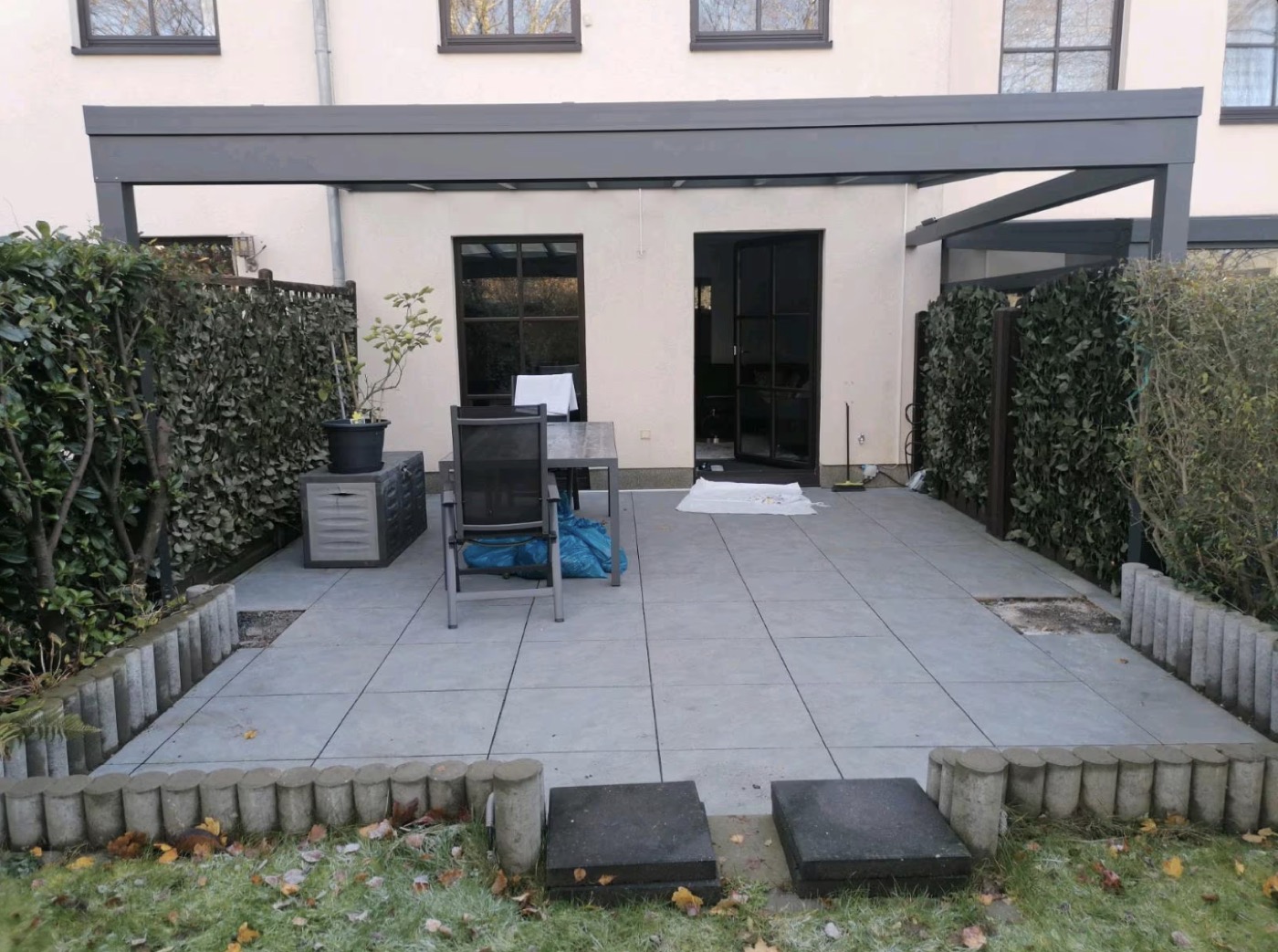 Fertiggestellte Terrasse mit sauberem Plattenbild und Überdachung