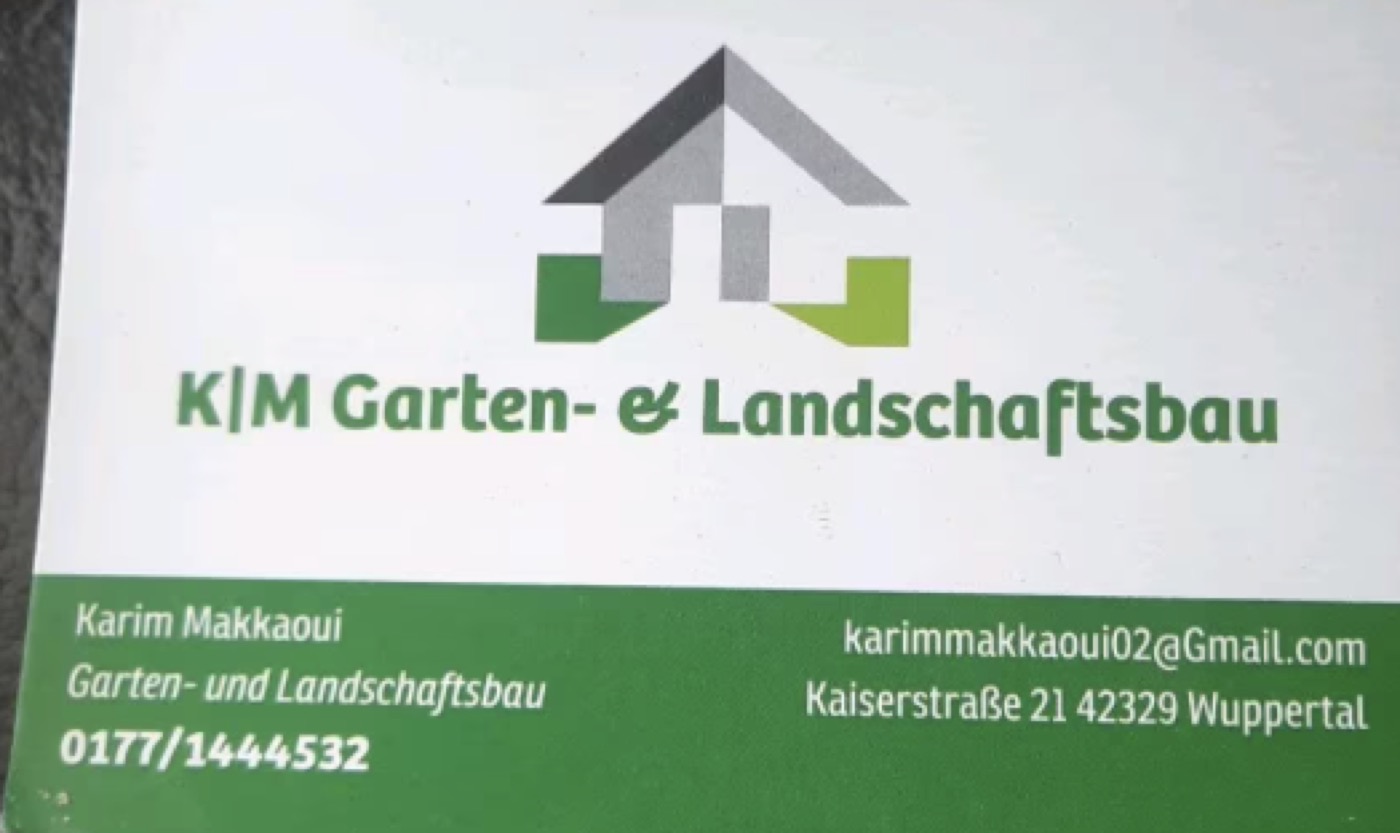 Gepflasterter Weg mit sauberem Randstreifen und Hecke